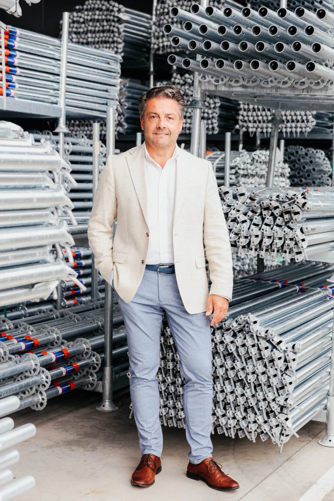 Tom Verhulst, CEO van Scaffor, tussen het steigermateriaal